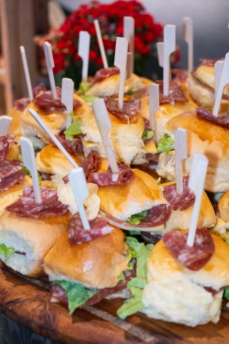 Mini sanduíches servidos em evento corporativo
