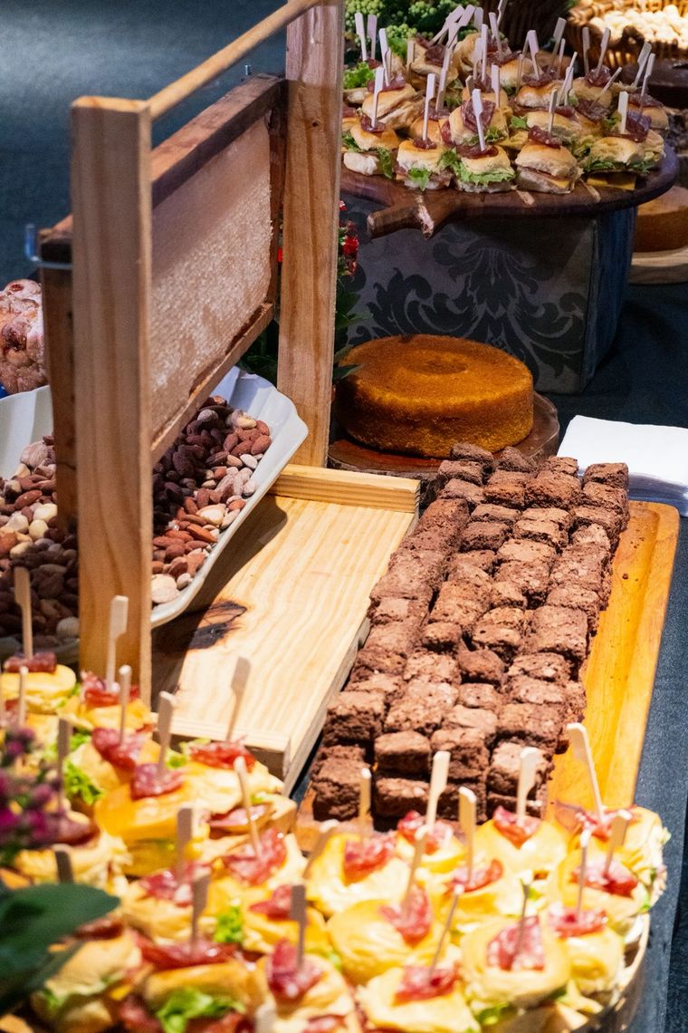 Mesa de finger foods e doces de evento
